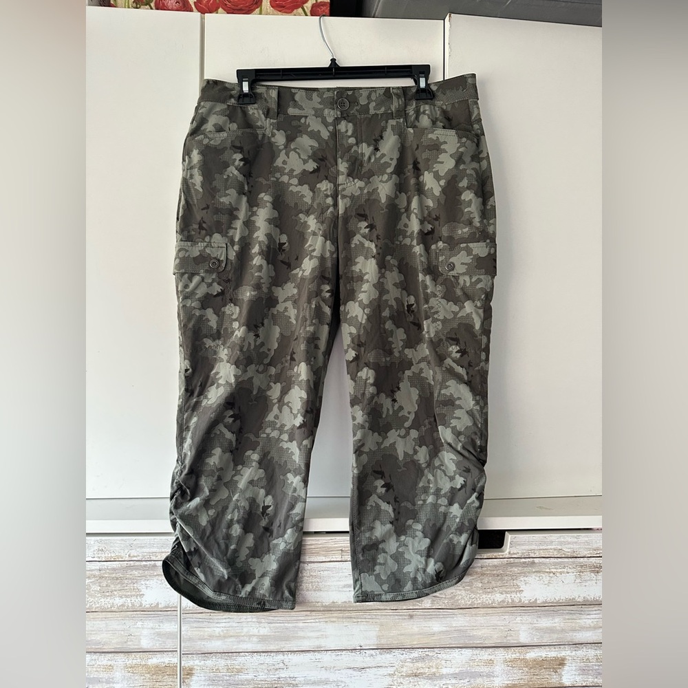 🪖 Eddie Bauer Camouflage Cropped Cargo Pants Women’s Size 10